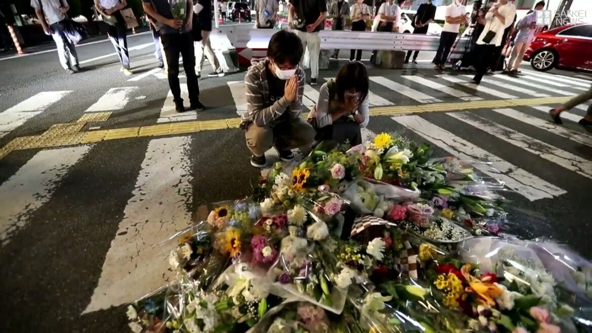 安倍元首相襲撃　現場に献花絶えず